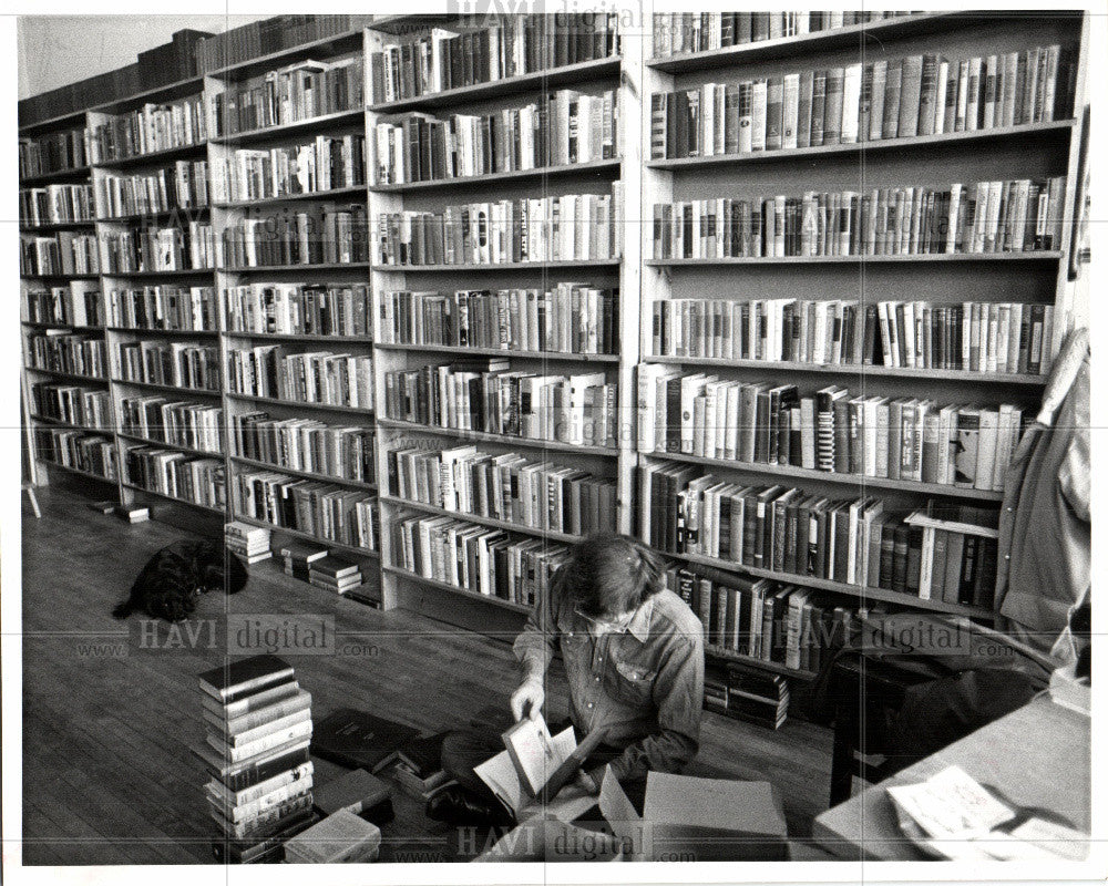 1976 Press Photo BROWSING IN ANN ARBOR&#39;SBOOK STORE - Historic Images