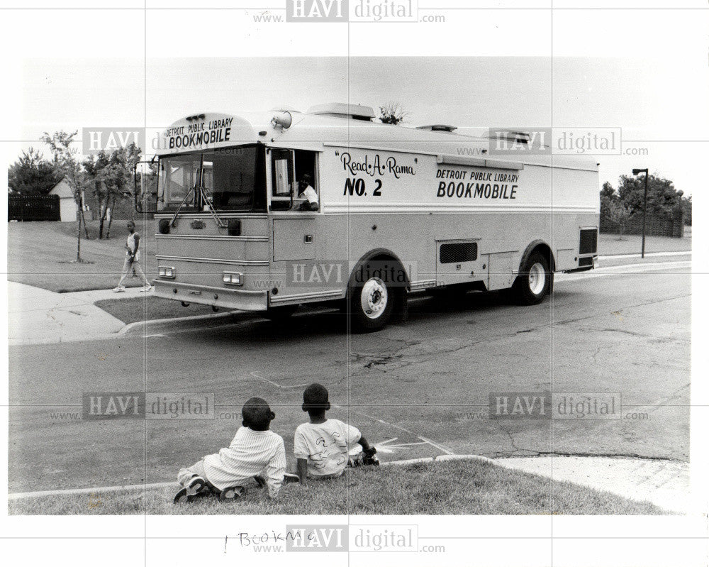 1998 Press Photo Bookmobile  Detroit - Historic Images