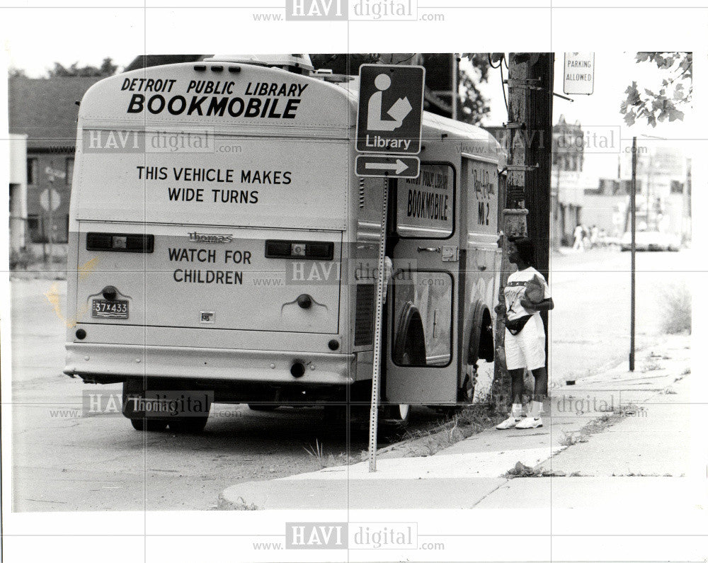 1990 Press Photo BOOKMOBILE ON THE MOVE - Historic Images