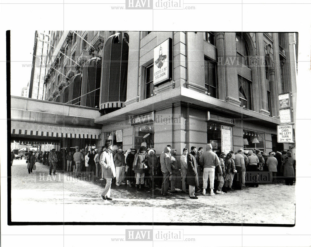 1986 Press Photo Crow shop waiting shoppers - Historic Images