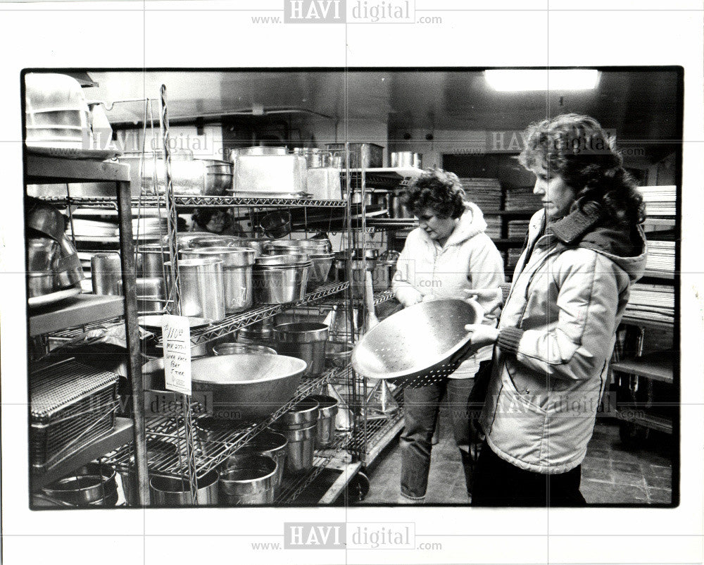 1986 Press Photo Book Cadilac Hotel - Historic Images