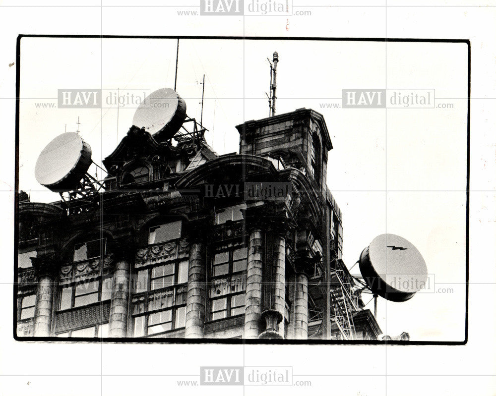 1984 Press Photo Book Building Detroit Shares  IPO - Historic Images