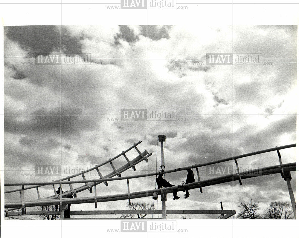 1985 Press Photo Corkscrew Roller Coaster Amusement Par - Historic Images