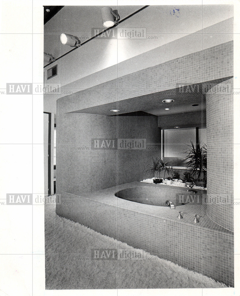 1974 Press Photo extravigant bathroom Franklin Hills - Historic Images