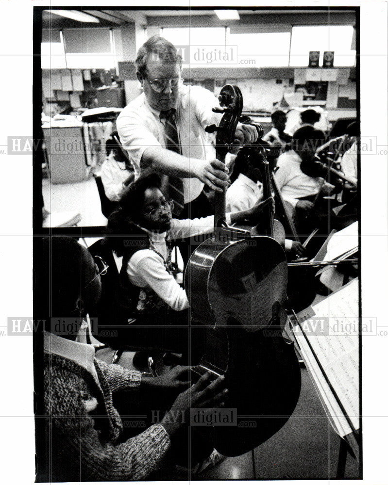 1990 Press Photo Berry, tune cello - Historic Images