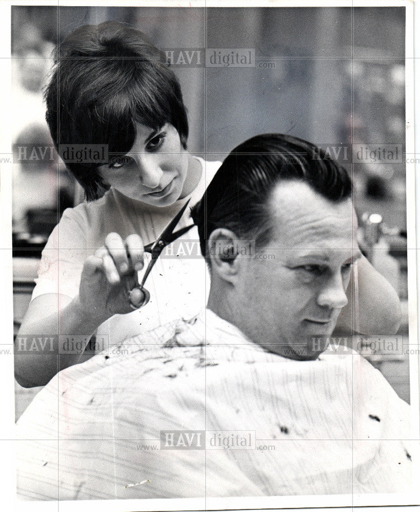 1969 Press Photo Barbers Cut Hair Occupation Shave Trim - Historic Images