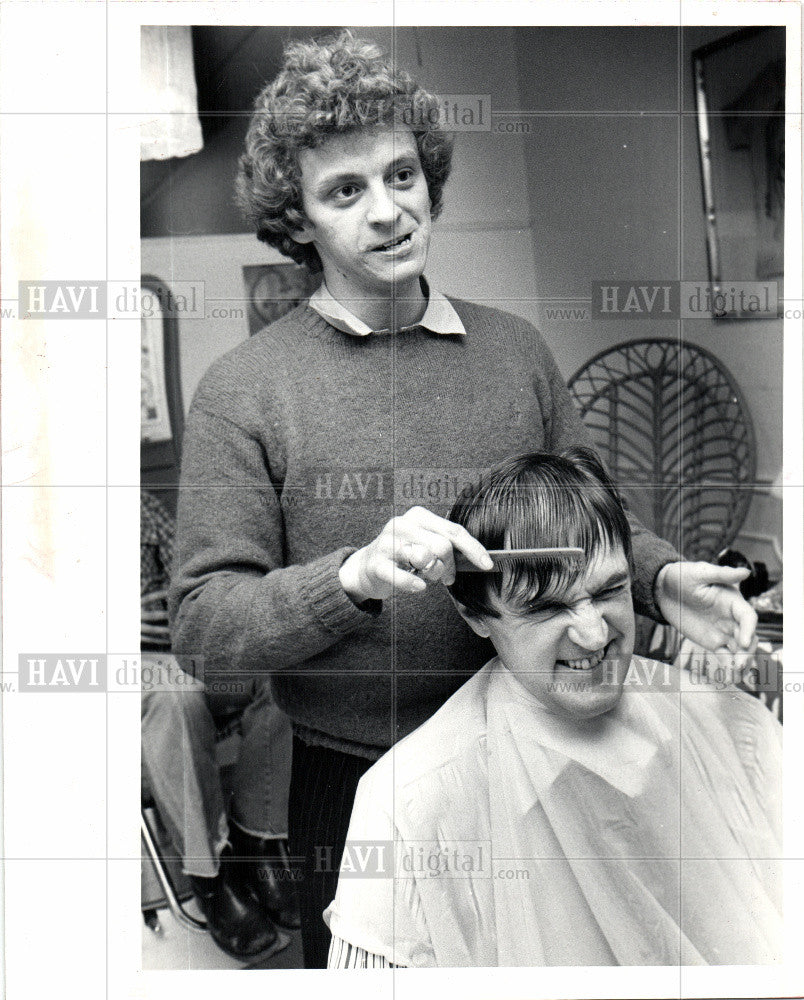 1981 Press Photo occupation is to cut any type of hair - Historic Images