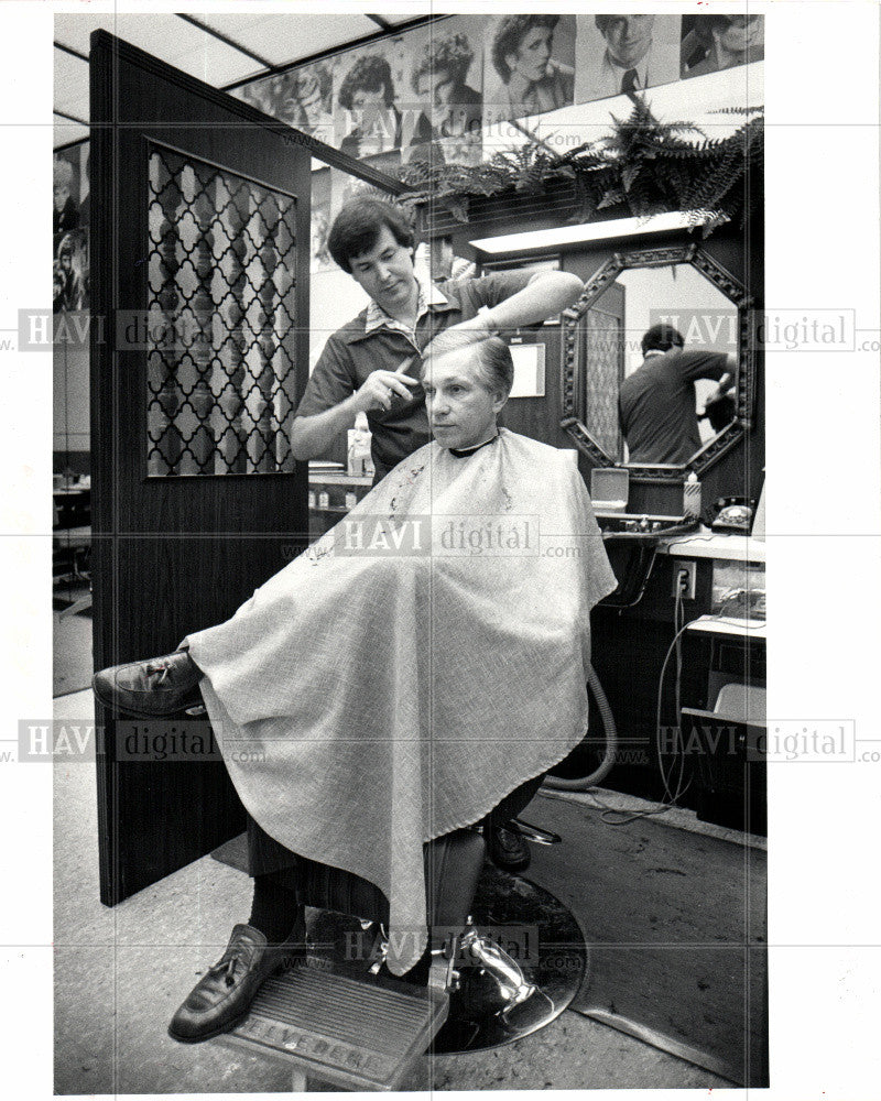 1981 Press Photo Dave Shinske Barber Shop Ford Detroit - Historic Images