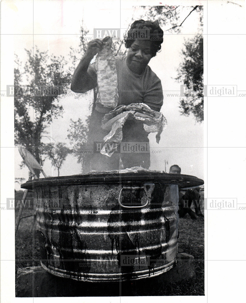 1970 Press Photo Stewart spareribs Belle Isle Labor Day - Historic Images