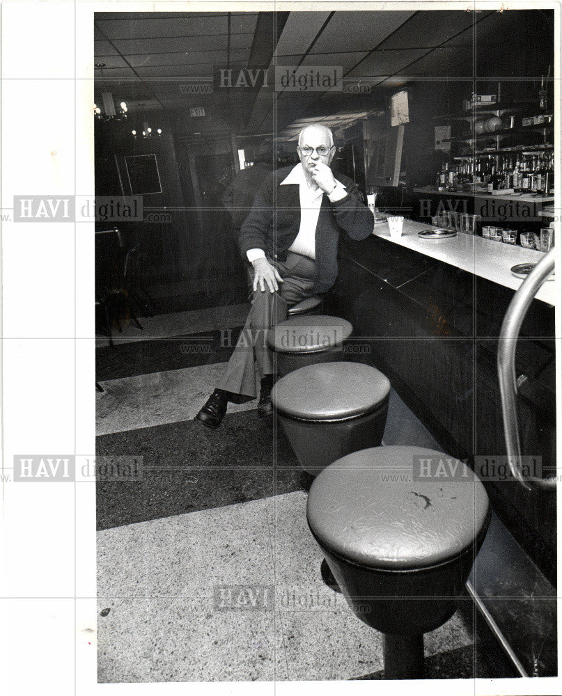1990 Press Photo Joe B&#39;s bar  Dodge Main Joseph Buccier - Historic Images