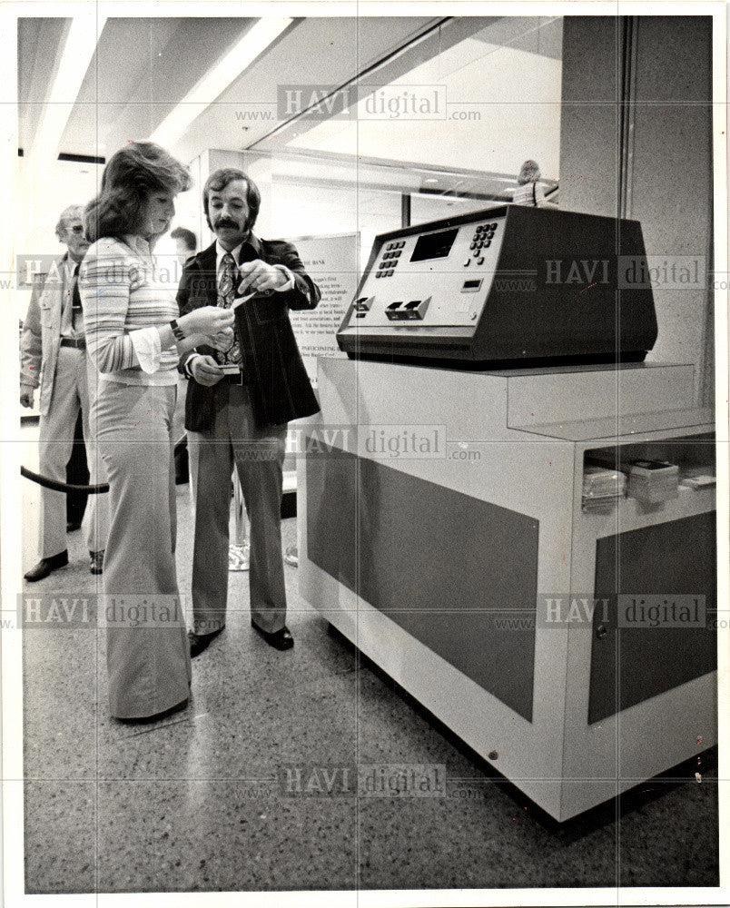 1975 Press Photo Ken Drews Blue Cross Building - Historic Images