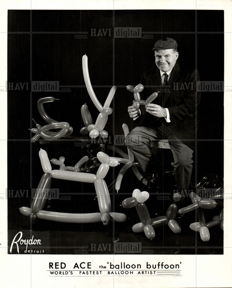 1966 Press Photo Red Ace Balloon Buffoon artist - Historic Images