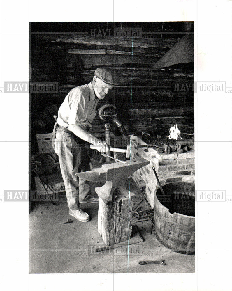 1988 Press Photo LENEHAN WORKS IN BLACKSMITH - Historic Images