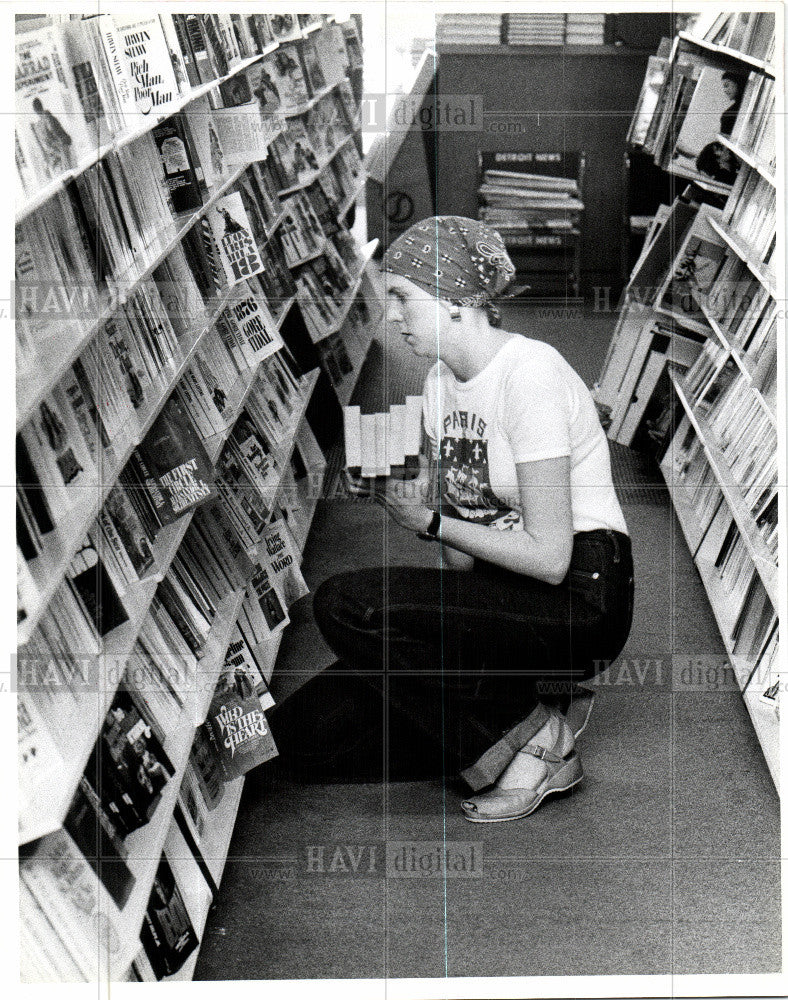 1976 Press Photo Bookstore, saleswoman, C. Halvorsen - Historic Images