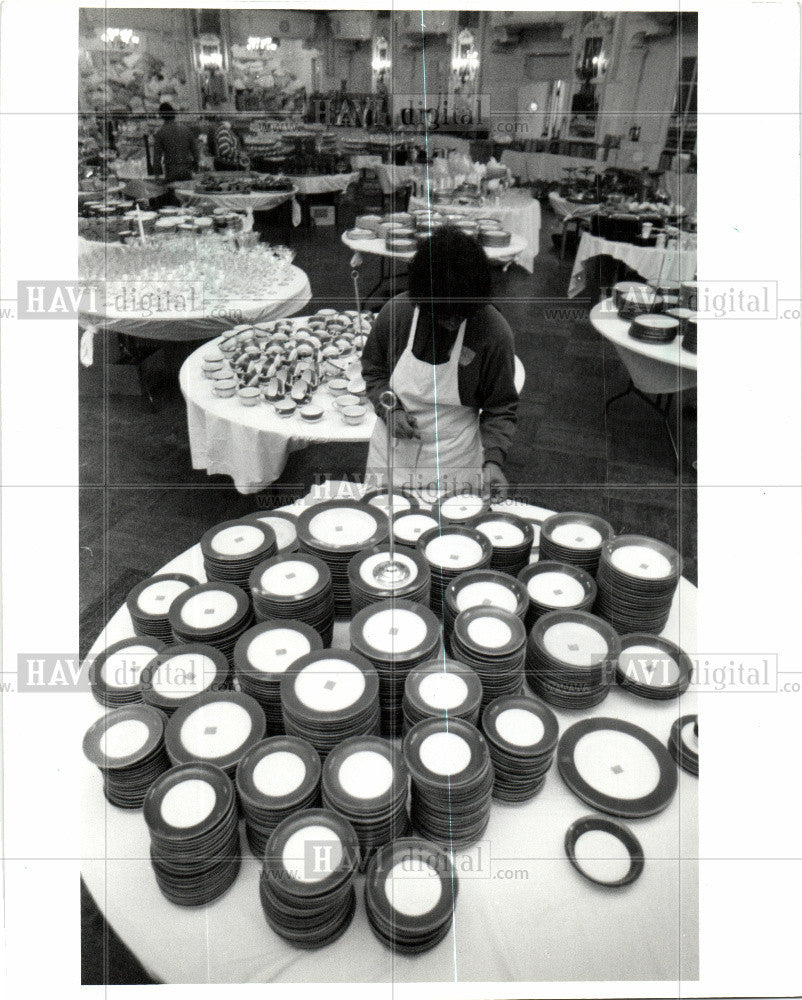 1986 Press Photo MORE PUTS PRICE TAGS ON DISHS. - Historic Images