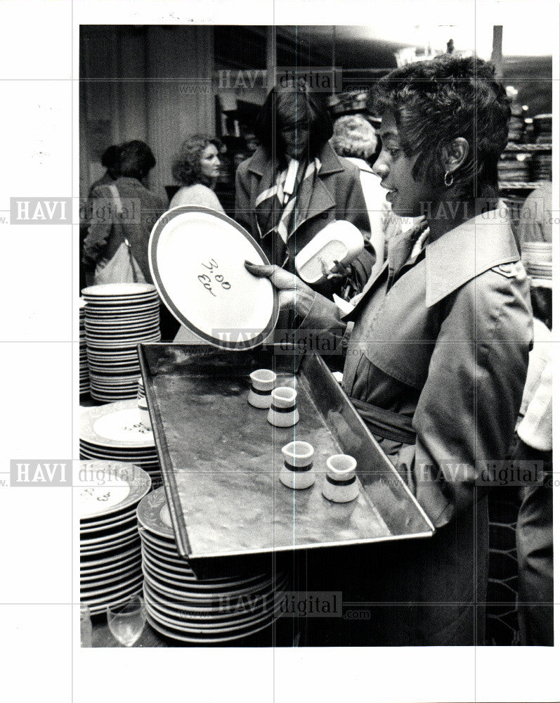 1982 Press Photo Yvonne Shockley, plate - Historic Images