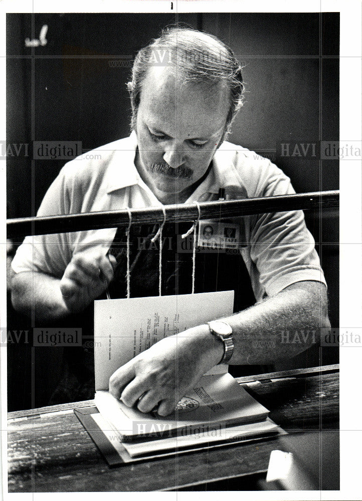 1981 Press Photo Book India - Historic Images