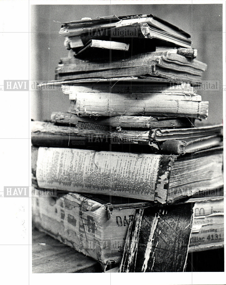 1991 Press Photo battered books, recovery, bindery - Historic Images