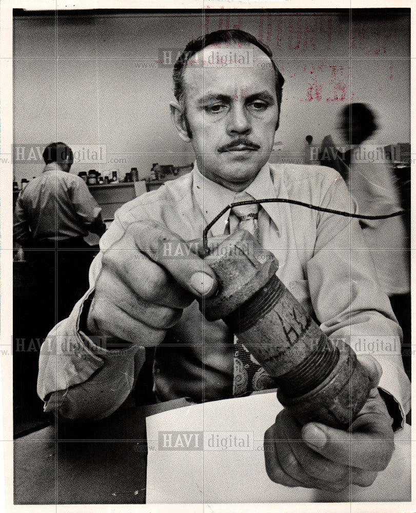 1971 Press Photo James Hurt, Bomb Disposal Unit,Detroit - Historic Images