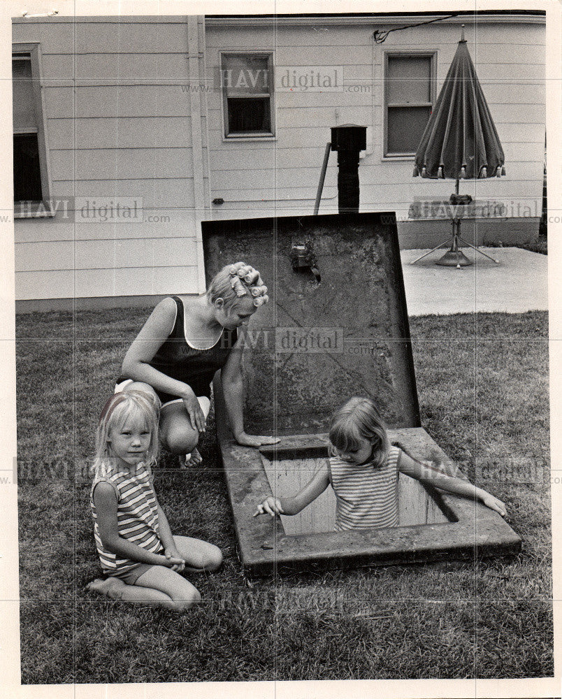 1971 Press Photo Joyce Saltzgiver atom shelter - Historic Images