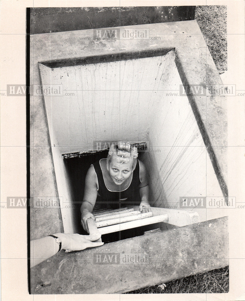 1971 Press Photo Bomb Shelter Protection Against Bomb - Historic Images