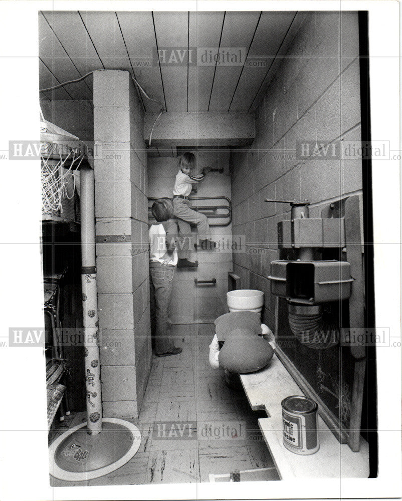 1978 Press Photo Rob and Josh Walters, bomb shelters - Historic Images