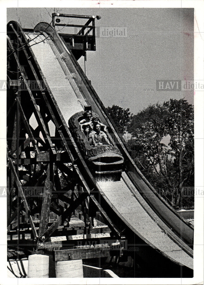 1974 Press Photo BOB-NO ISLAND THE LOG FLUME RIDING - Historic Images