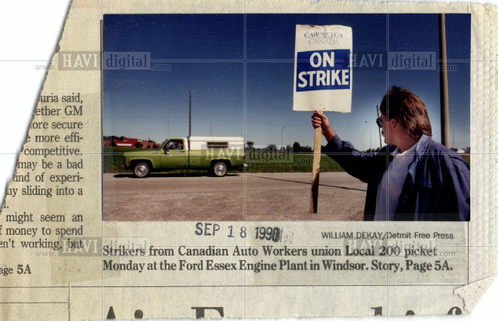 1990 Press Photo Canadian Auto Workers picket Ford - Historic Images