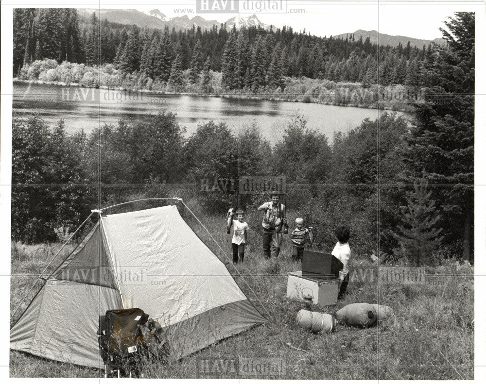 Press Photo Camping outdoor urban civilization - Historic Images