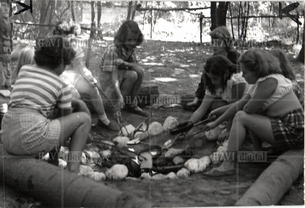 1957 Press Photo Campfire Girls picnic - Historic Images