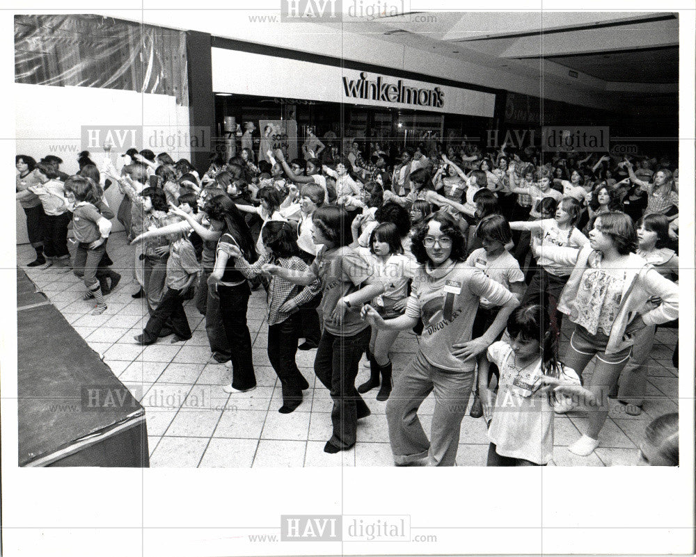 1979 Press Photo mass disco dancing camp fire girls - Historic Images