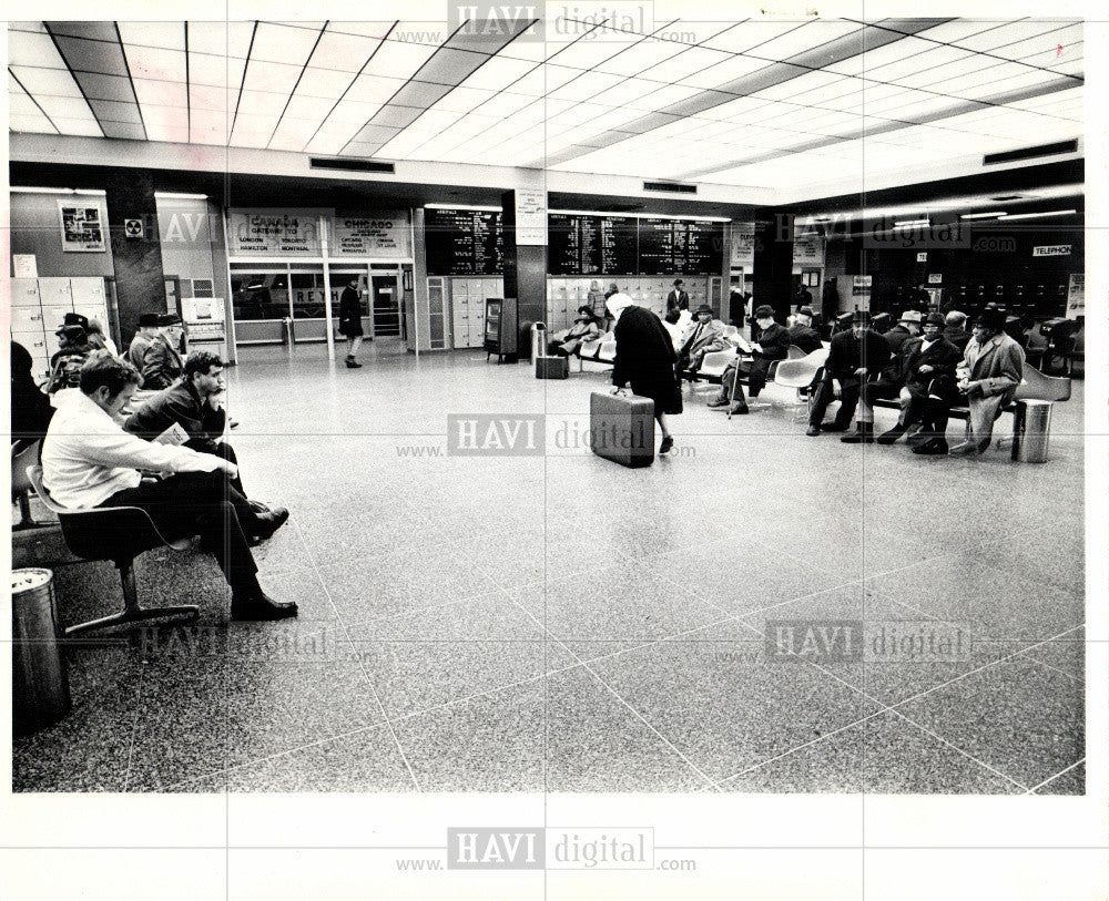 1975 Press Photo Bus Terminal Bus Station - Historic Images