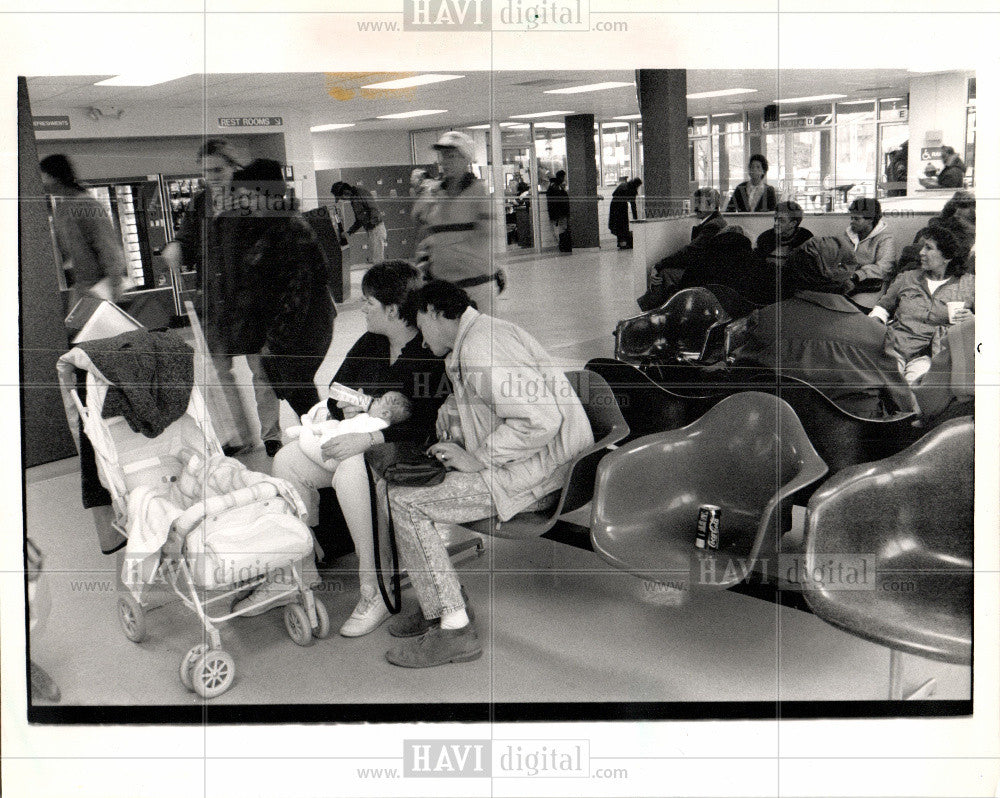 1989 Press Photo Tammy Nobiss bus terminal - Historic Images