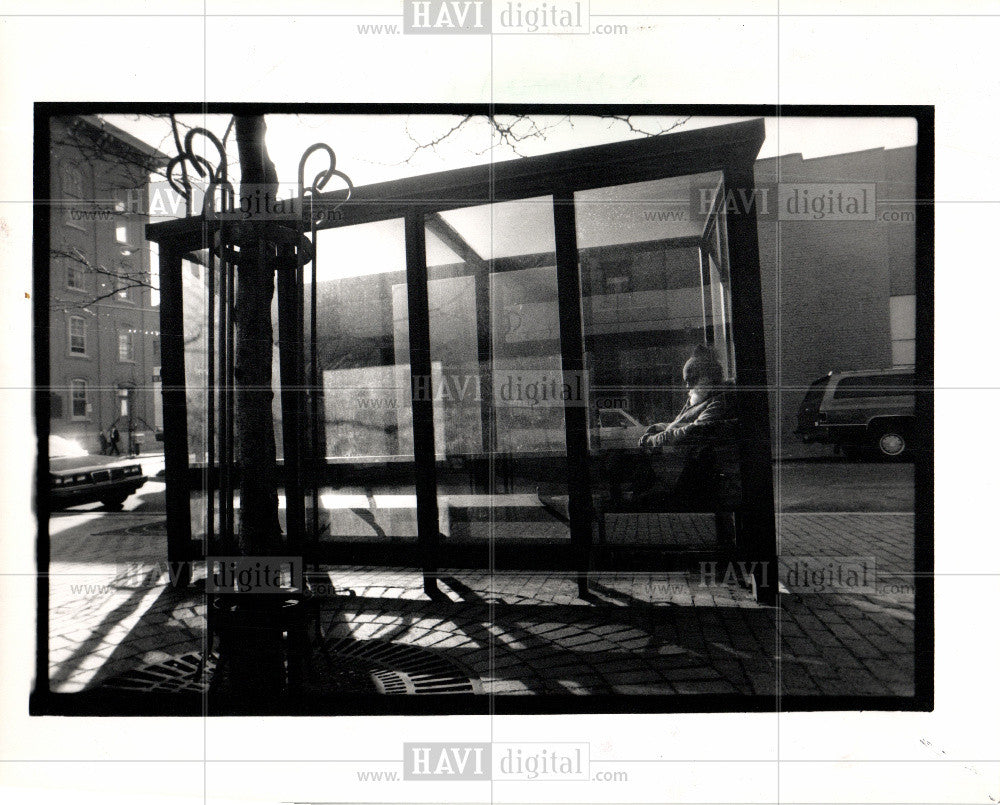 1989 Press Photo Bus Stop 1989 - Historic Images