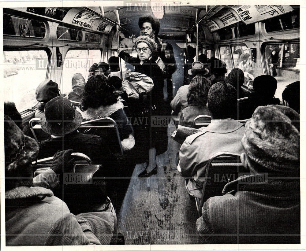 1975 Press Photo Mrs. Harris crowded bus seat bundle - Historic Images