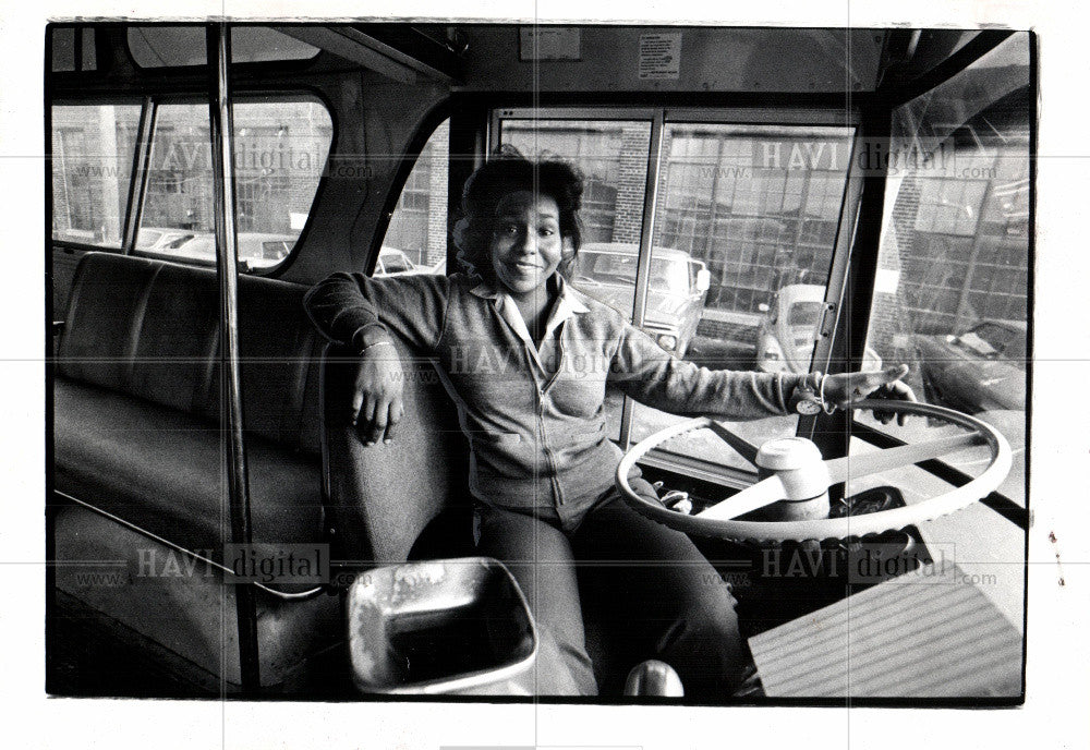 1974 Press Photo Woman Bus Driver Posing - Historic Images