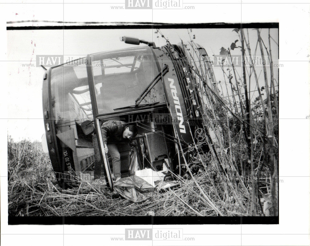 1989 Press Photo Bus Accident 1989 - Historic Images