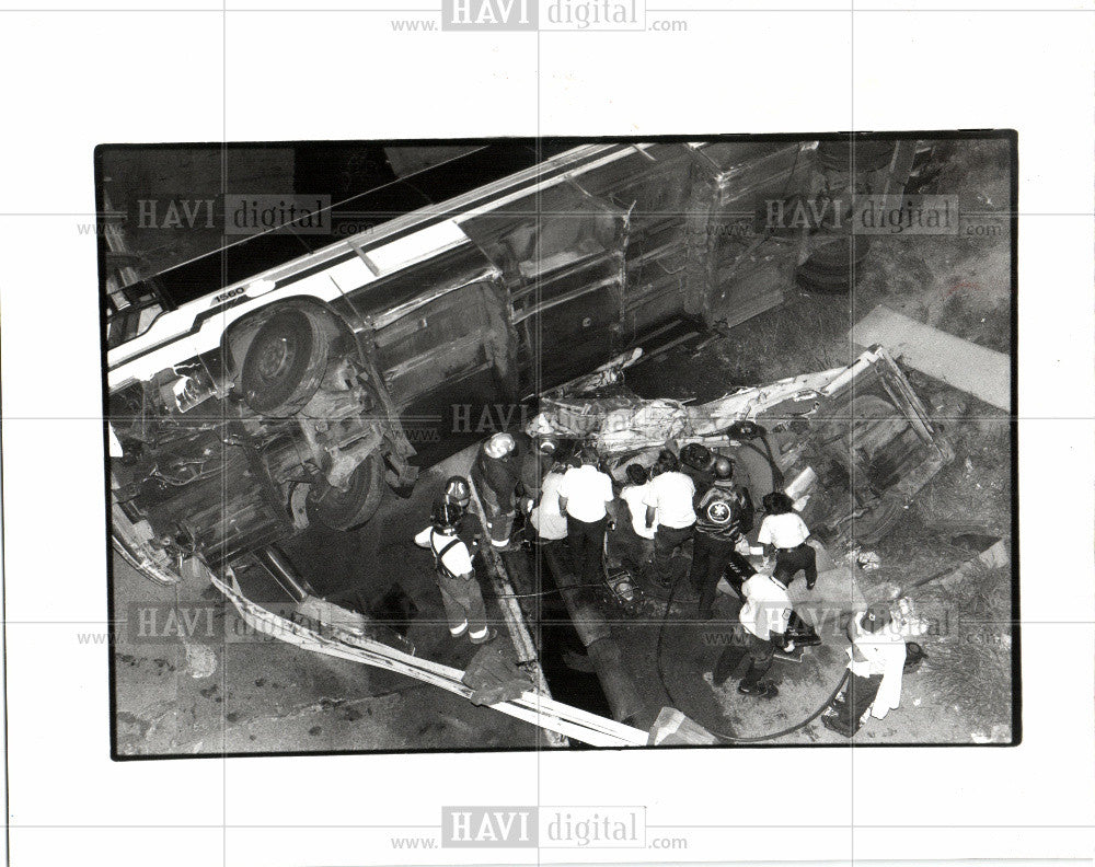 1992 Press Photo Car Bus Accident Detroit fatalities - Historic Images