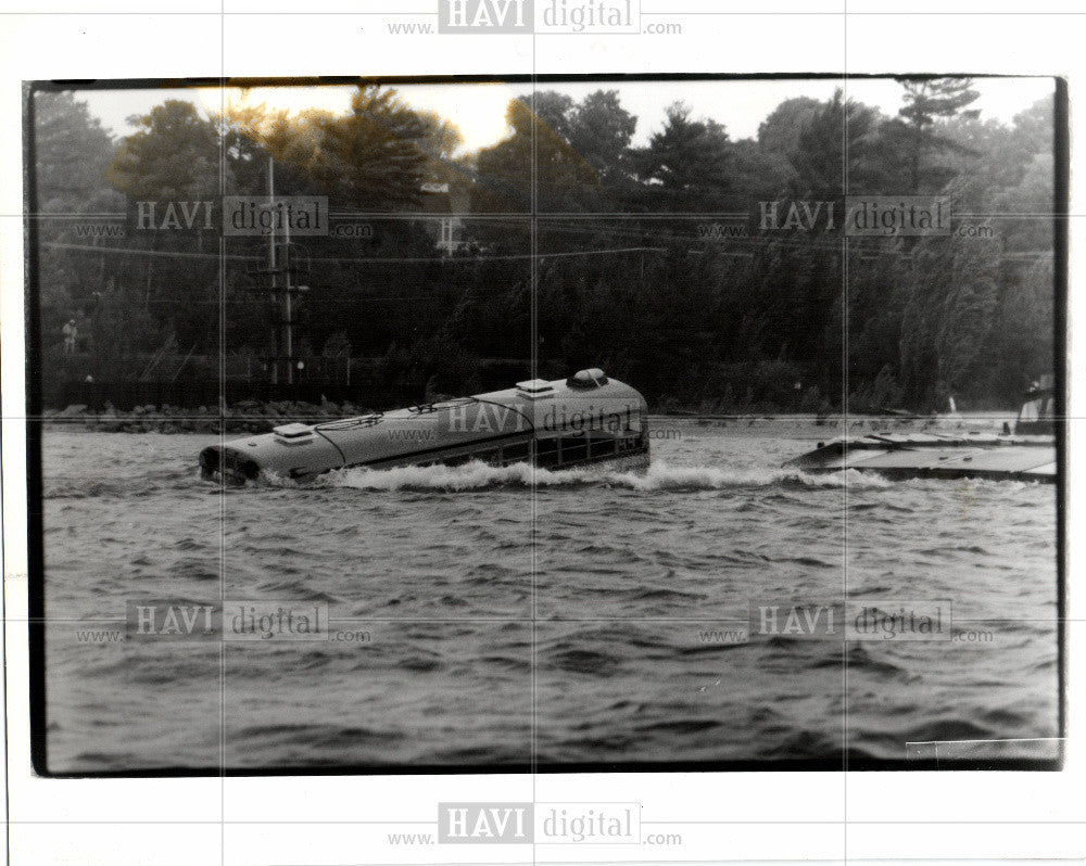 1991 Press Photo BUS ACCIDENT Lake Charlevoix - Historic Images