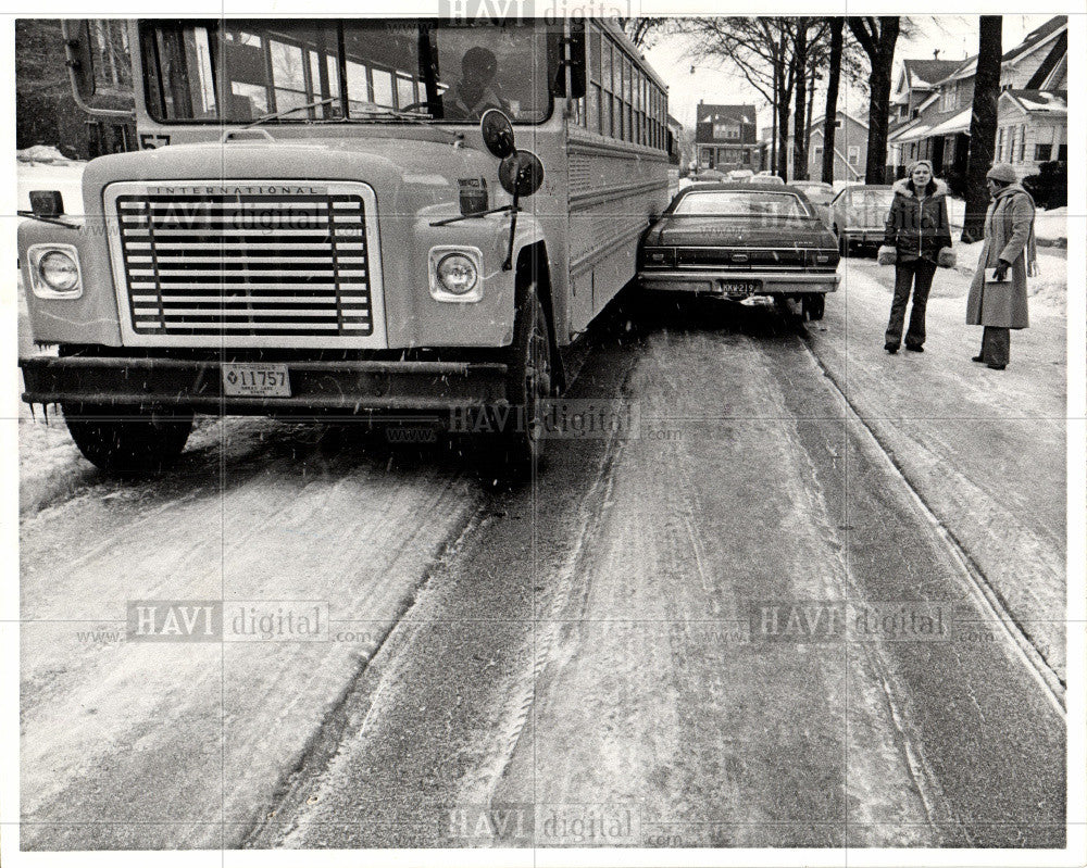 1976 Press Photo Bus Accident - Historic Images