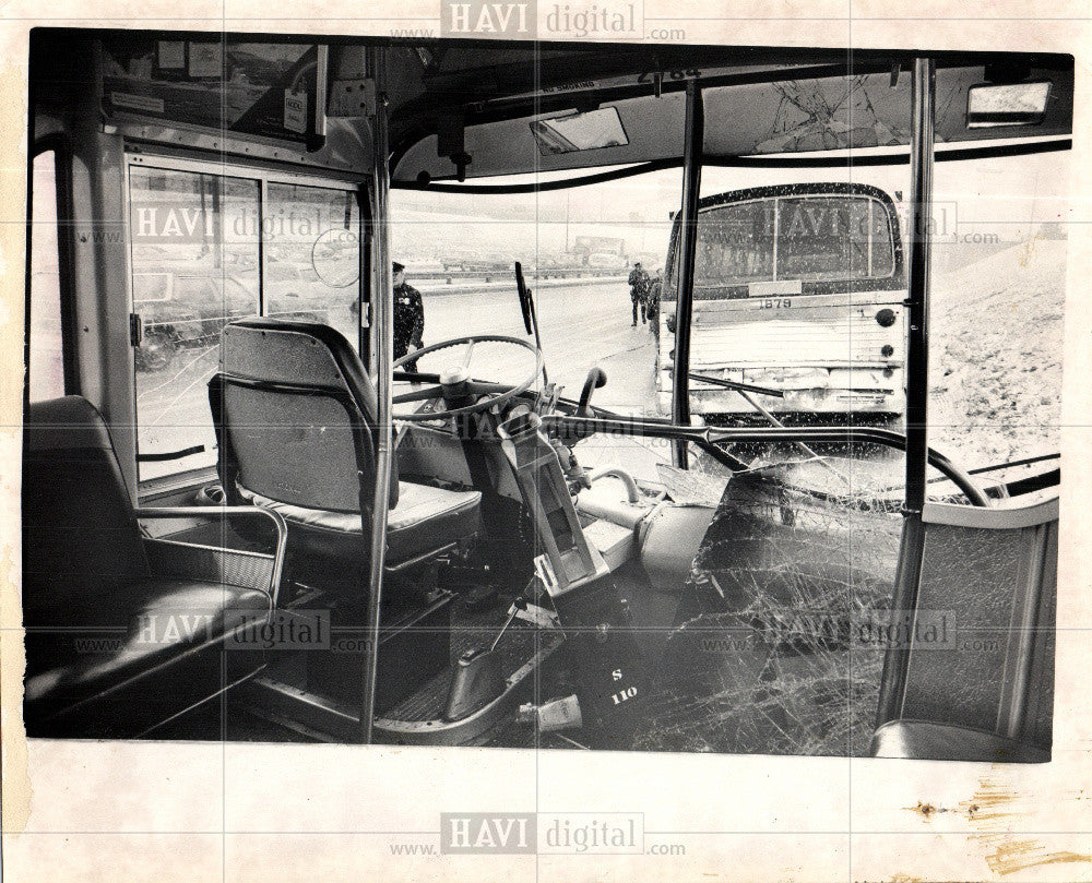 1975 Press Photo Bus accident freeway parked window - Historic Images