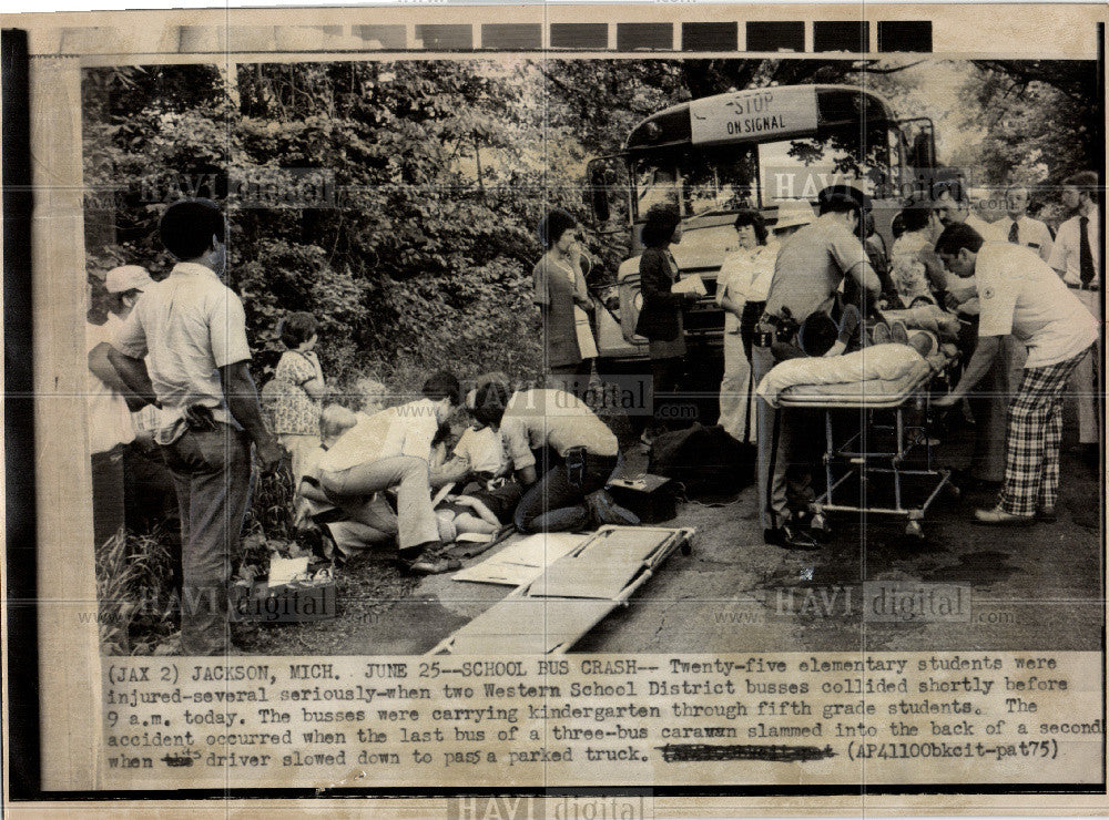 1975 Press Photo school bus crash children students - Historic Images