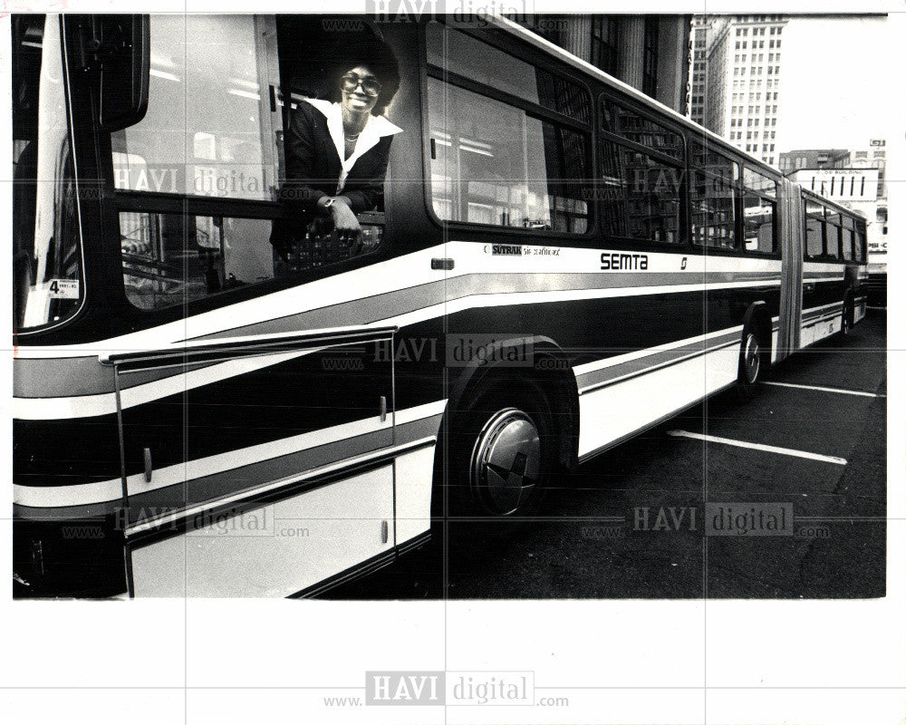 1982 Press Photo SEMTA bus driver Freda Prescott window - Historic Images