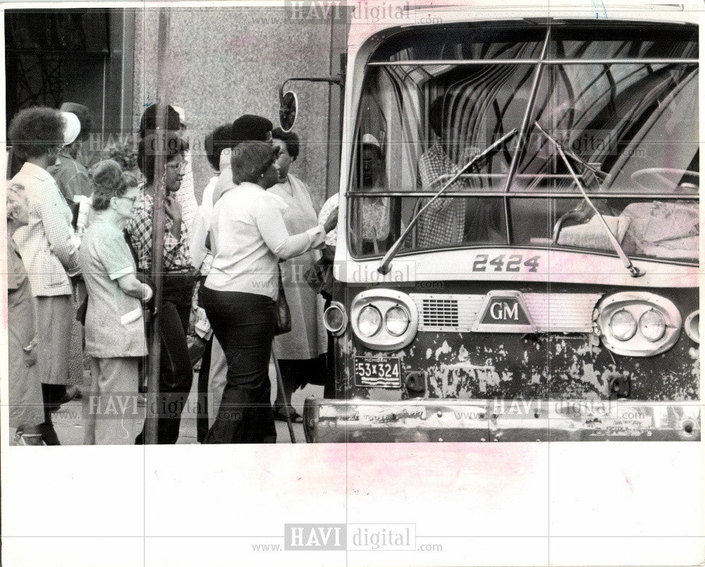 1975 Press Photo Detroit&#39;s Buses - Historic Images