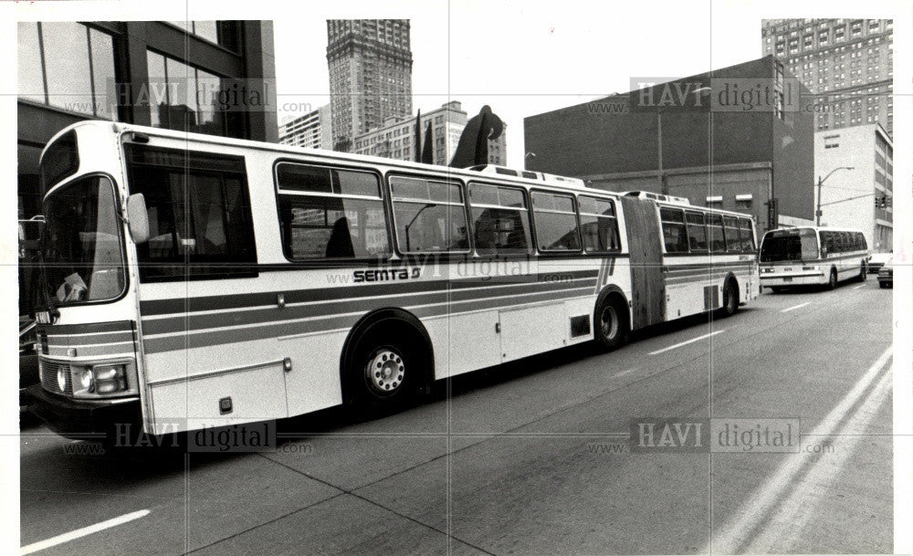 1985 Press Photo Bus 1985 - Historic Images