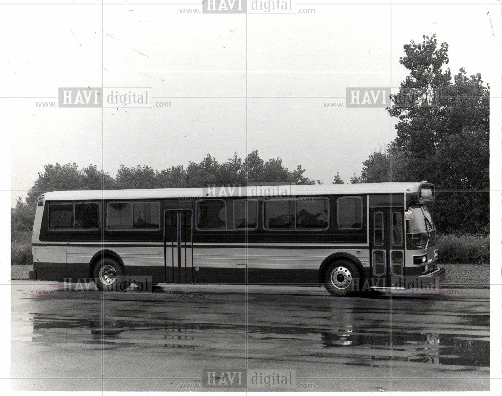 Press Photo Bus AMC Trims Bus - Historic Images