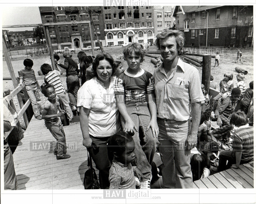 1980 Press Photo Fran Dorn Eric McMahon family photo - Historic Images