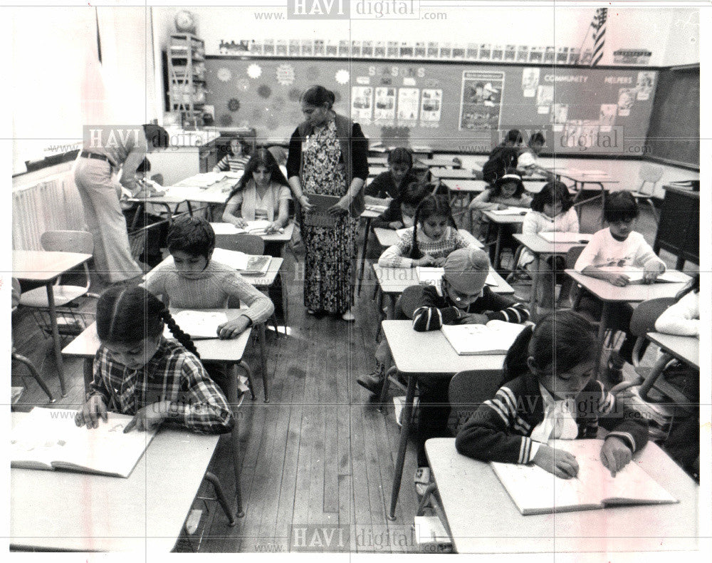 1982 Press Photo Shanti Galhotra teacher classroom - Historic Images