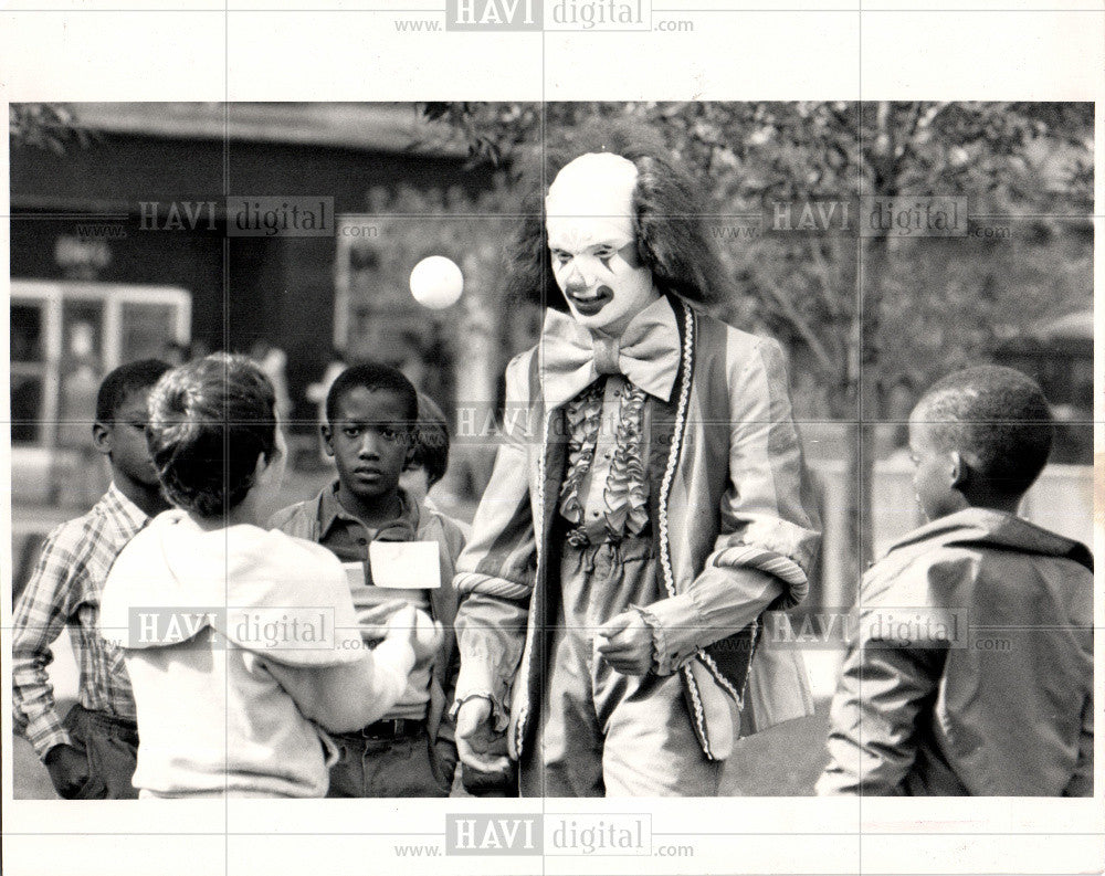 1983 Press Photo BURTON INTERNATIONAL SCHOOL ,LAURA LIT - Historic Images