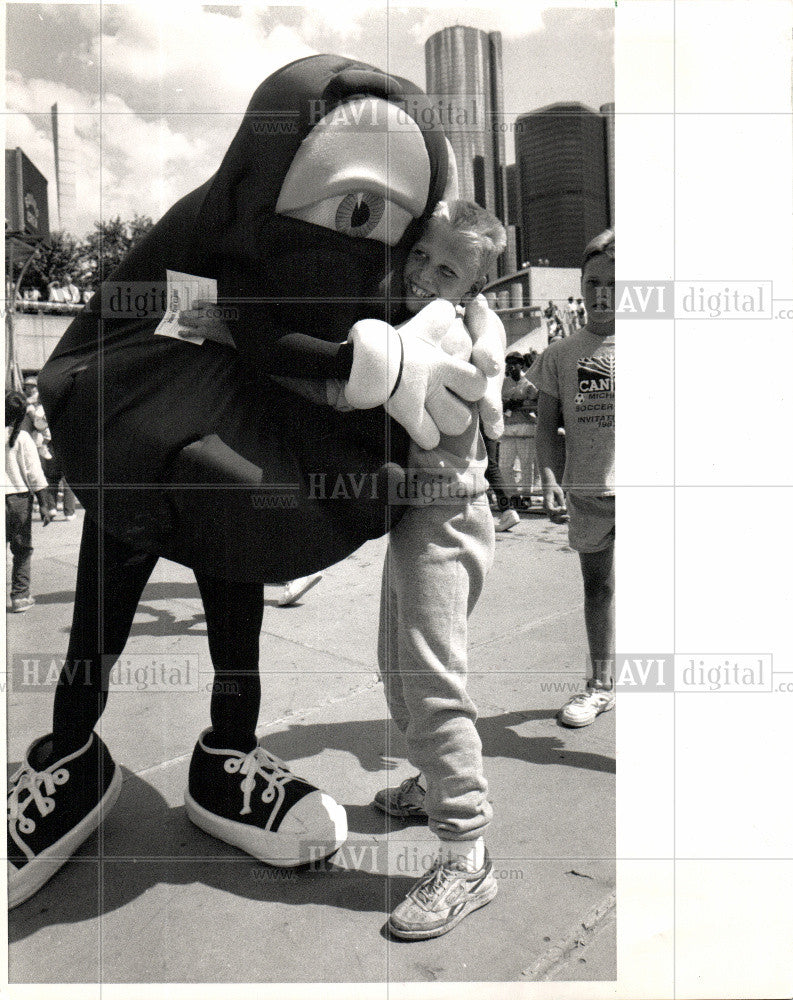 1988 Press Photo CALIFORNIA RAISINS HIT HART PLAZA. - Historic Images